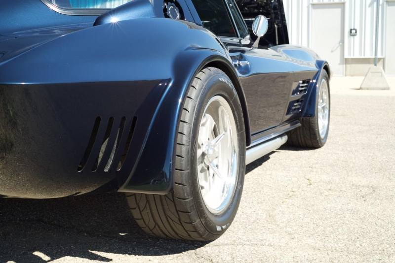 Dark Corvette Sting Ray, fender vents